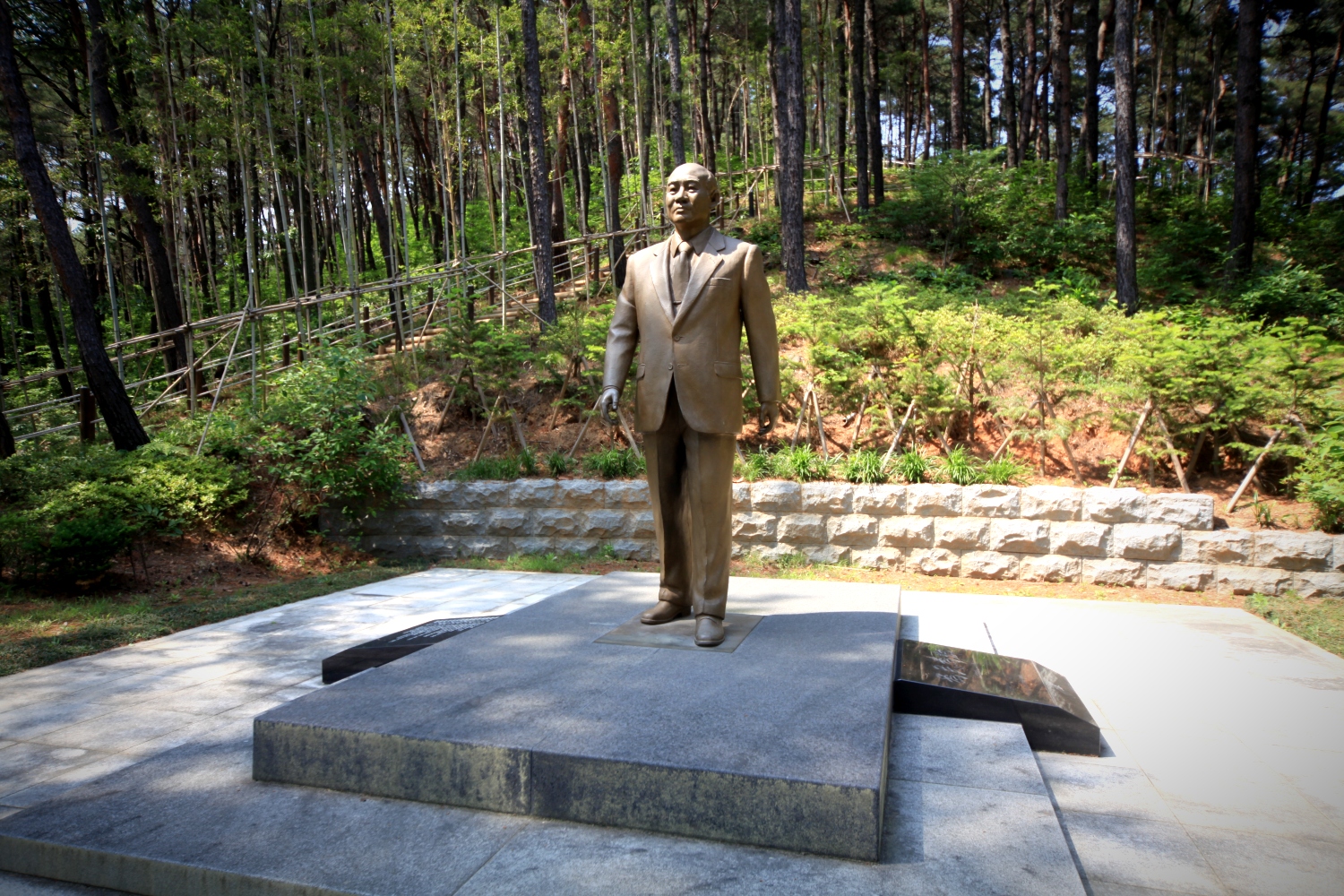 Na razie posąg generała Chun Doo-hwana ma się dobrze. Fot. RH